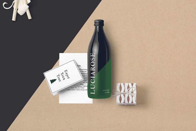 Bouteille de limonade avec des cartes et un cadeau