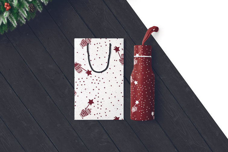 Sacs de bouteilles de Noël sur un fond de bois