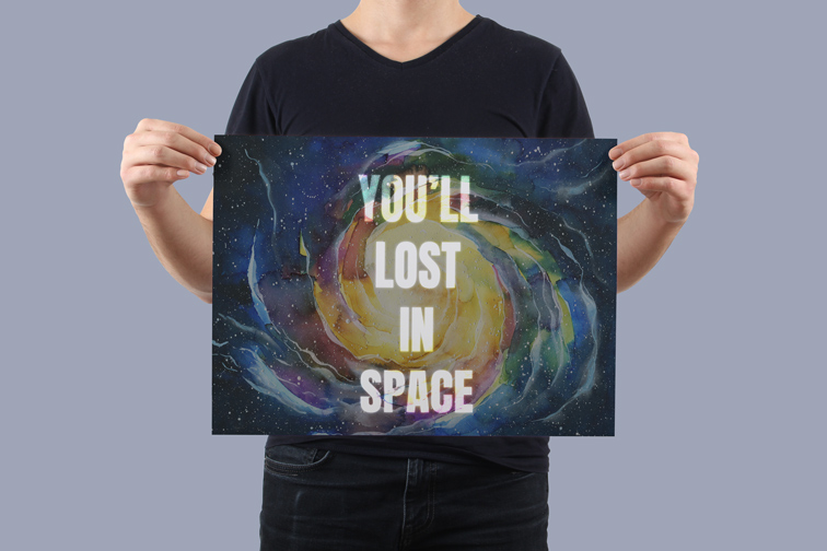 アートワークを保持している男