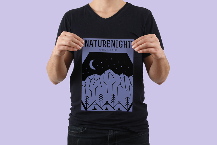 A4サイズのチラシを保持している男