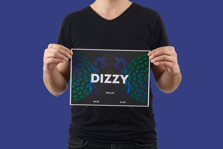 A4サイズのデジタルアートワークを保持している男