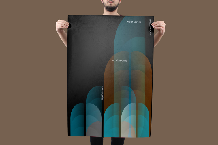 大きな垂直ポスターを保持している男