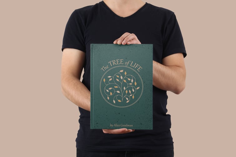 垂直のハードカバーの本を保持している男