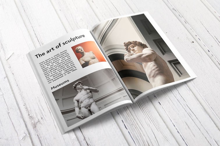 木製の背景に開いている雑誌