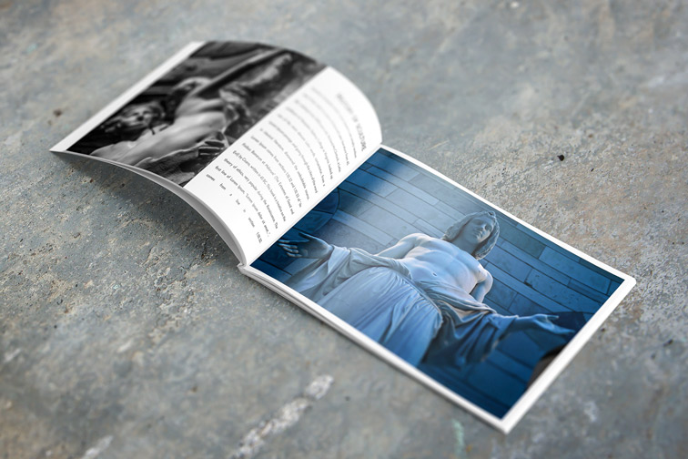 水平の雑誌のモックアップ