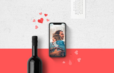 iPhone, botella de vino y un fondo romántico