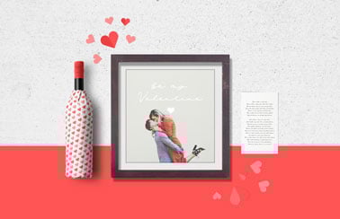 Botella de vino, marco y tarjeta romántica