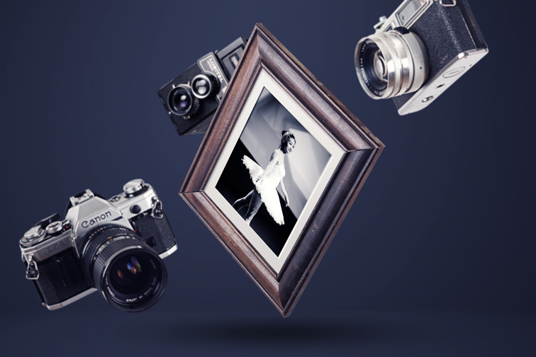 Moldura de madeira com câmeras fotográficas