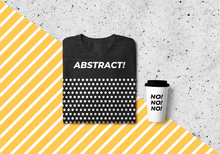 Camiseta doblada junto a una taza de papel