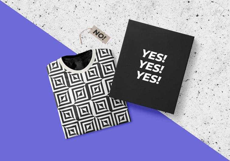 Camiseta doblada junto a un paquete y una etiqueta colgante