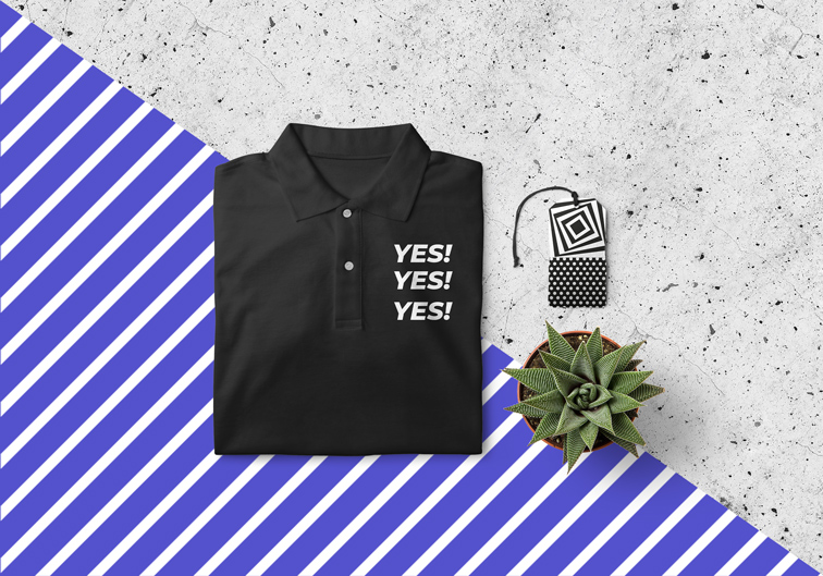 Camiseta de cuello plegada junto a una etiqueta colgante