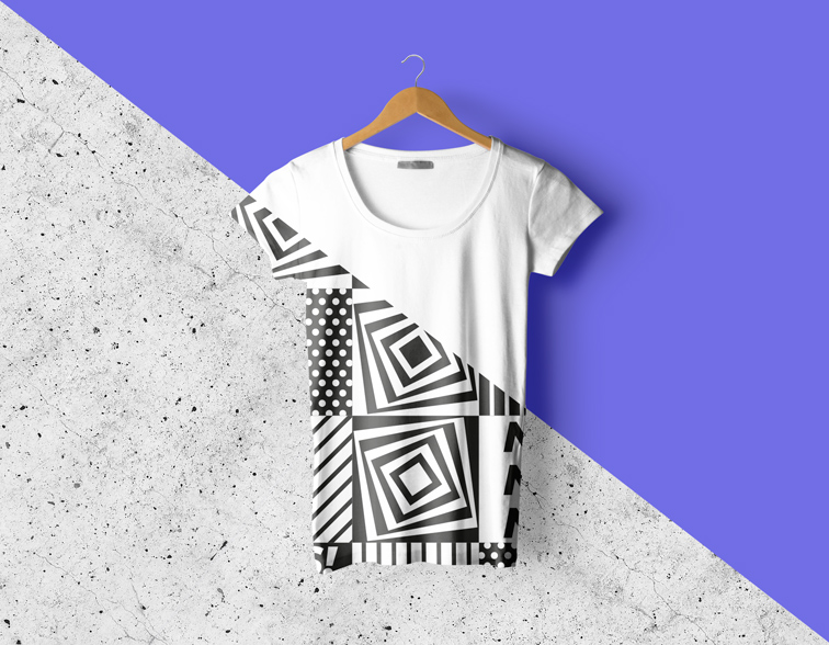 Camiseta colgada sobre un fondo dividido
