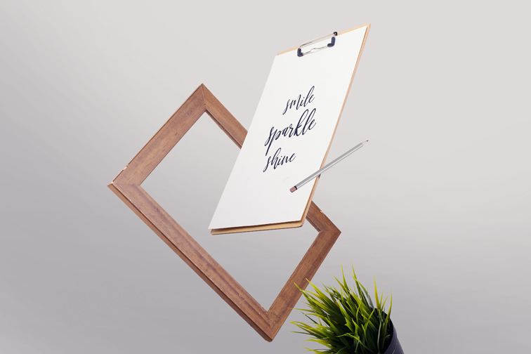 飛翔のクリップボードと木製フレーム