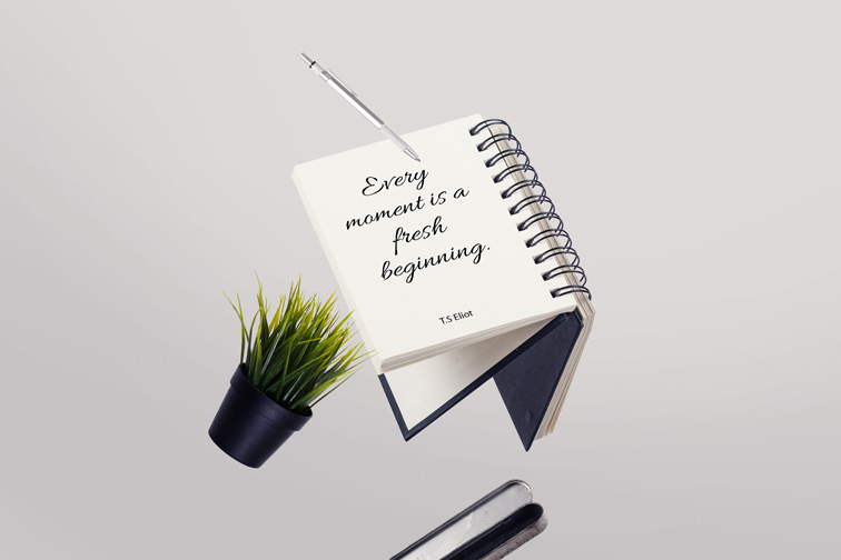 飛翔の開いているリングノートとペン