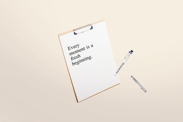 飛翔の鉛筆とクリップボード