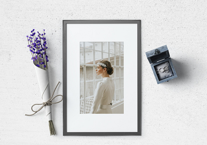 Mockups de Marcos de Madera junto a Flores