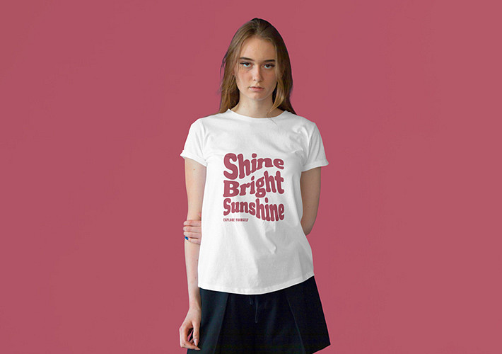 Maquettes de t-shirt pour femme minimalistes