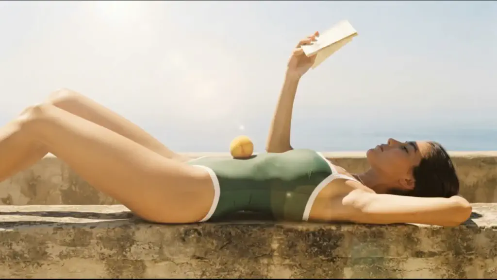 日光浴で読書する女性