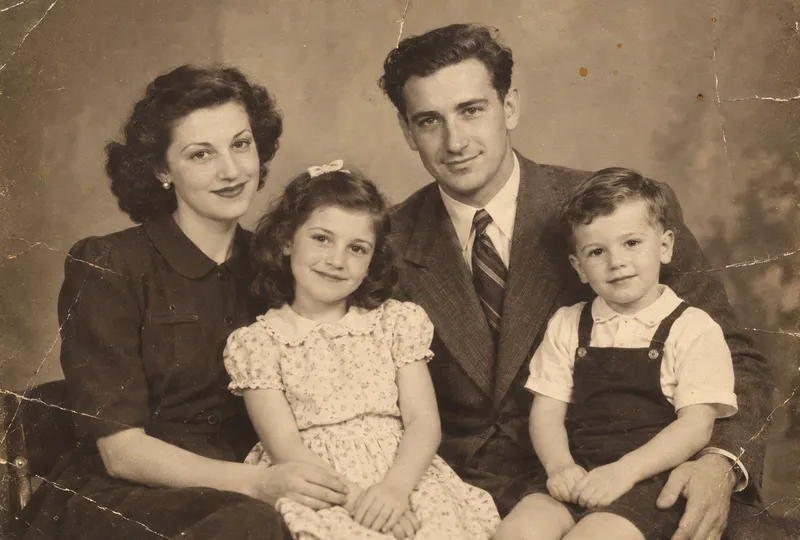 Eski çizik aile fotoğrafı